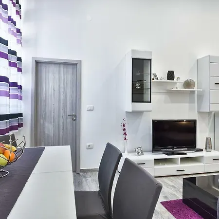 Apartment 20m From Arena Pula