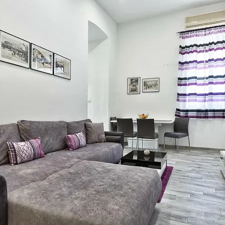 20m From Arena * Pula